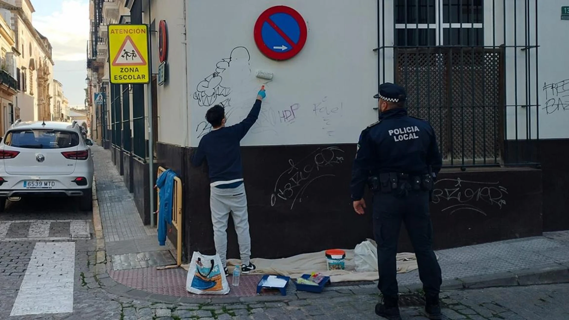El joven de El Puerto de Santa María que ha sido obligado a pintar de blanco la fachada de un colegio tras llenarla de grafitis. El joven de El Puerto de Santa María que ha sido obligado a pintar de blanco la fachada de un colegio tras llenarla de grafitis.