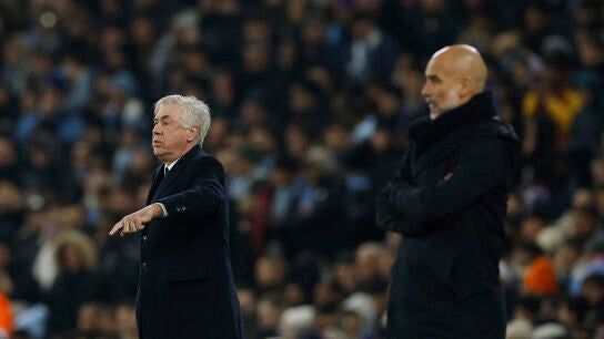 Carlo Ancelotti, en la banda del Etihad Stadium junto a Pep Guardiola
