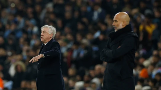 Carlo Ancelotti, en la banda del Etihad Stadium junto a Pep Guardiola Carlo Ancelotti, en la banda del Etihad Stadium junto a Pep Guardiola