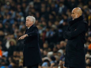 Carlo Ancelotti, en la banda del Etihad Stadium junto a Pep Guardiola