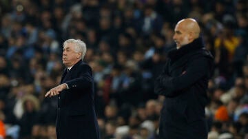 Carlo Ancelotti, en la banda del Etihad Stadium junto a Pep Guardiola