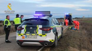 Agentes encuentra a la mujer en la carretera