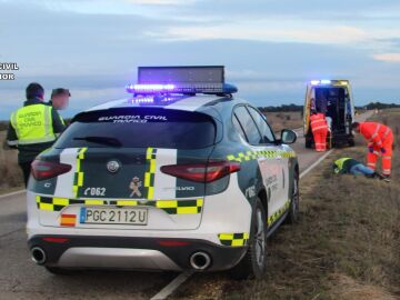 Agentes encuentra a la mujer en la carretera