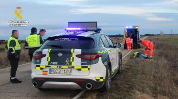 Agentes encuentra a la mujer en la carretera