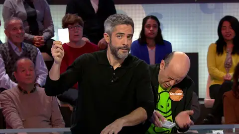 “Escóndete bien que te voy a comer toda la cara”: los piropos de Roberto leal que ‘ruborizan’ a las cartas “Escóndete bien que te voy a comer toda la cara”: los piropos de Roberto leal que ‘ruborizan’ a las cartas