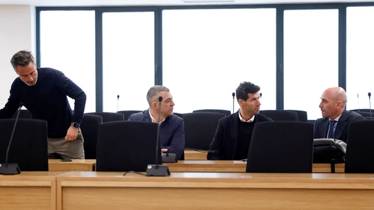 Jorge Vilda, Rubén Rivera, Albert Luque y Luis Rubiales, durante una sesión del juicio en San Fernando de Henares Jorge Vilda, Rubén Rivera, Albert Luque y Luis Rubiales, durante una sesión del juicio en San Fernando de Henares