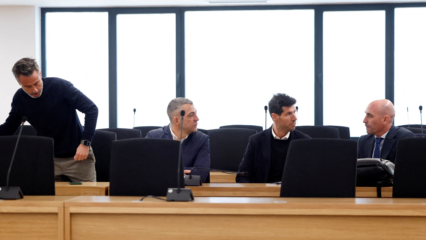 Jorge Vilda, Rubén Rivera, Albert Luque y Luis Rubiales, durante una sesión del juicio en San Fernando de Henares Jorge Vilda, Rubén Rivera, Albert Luque y Luis Rubiales, durante una sesión del juicio en San Fernando de Henares