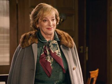 Irene, la hermana de don Pedro, se incorpora a Perfumer&iacute;as De la Reina como nueva secretaria de direcci&oacute;n 