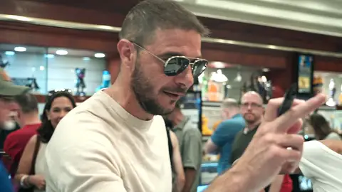 “Ha sido un placer hacer negocios contigo”, Joaquín Sánchez vende su camiseta en la mítica tienda de empeños ‘Gold & Silver Pawn’, “Ha sido un placer hacer negocios contigo”, Joaquín Sánchez vende su camiseta en la mítica tienda de empeños ‘Gold & Silver Pawn’,