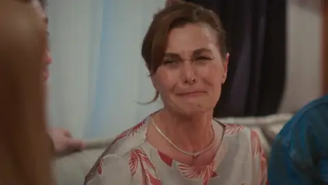 Nevra intenta manipular a Bahar, ¿volverá a la mansión? Nevra intenta manipular a Bahar, ¿volverá a la mansión?