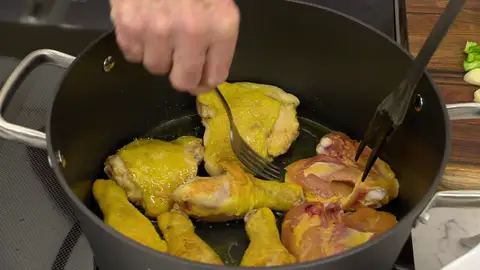 Introdúcelos en la cazuela y dóralos bien Introdúcelos en la cazuela y dóralos bien