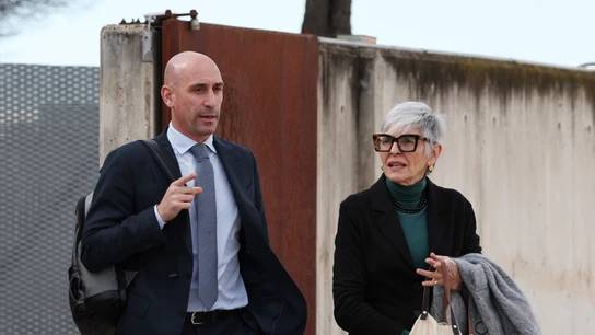 Luis Rubiales y su abogada, Olga Tubau, saliendo de la sede de la Audiencia Nacional en San Fernando de Henares Luis Rubiales y su abogada, Olga Tubau, saliendo de la sede de la Audiencia Nacional en San Fernando de Henares