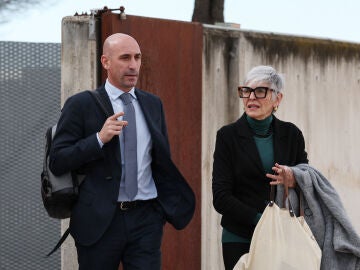 Luis Rubiales y su abogada, Olga Tubau, saliendo de la sede de la Audiencia Nacional en San Fernando de Henares