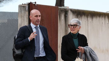 Luis Rubiales y su abogada, Olga Tubau, saliendo de la sede de la Audiencia Nacional en San Fernando de Henares