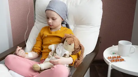 Una niña con cáncer recibe tratamiento en el hospital Una niña con cáncer recibe tratamiento en el hospital