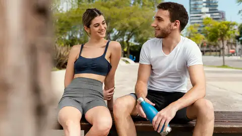 Una pareja tras entrenar juntos Una pareja tras entrenar juntos
