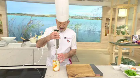 Tritura los ingredientes con una batidora eléctrica Tritura los ingredientes con una batidora eléctrica