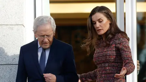 La reina Letizia junto a Fernando Ónega en un compromiso oficial La reina Letizia junto a Fernando Ónega en un compromiso oficial