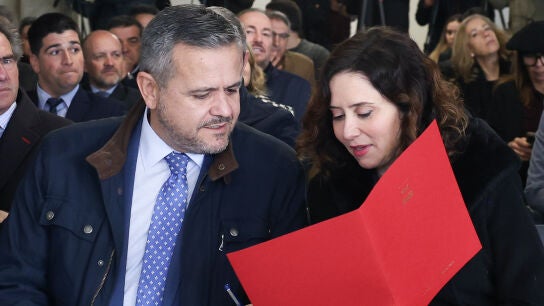 El consejero de Vivienda, Transportes e Infraestructuras, Jorge Rodrigo Dom&iacute;nguez, y la presidenta de la Comunidad de Madrid, Isabel D&iacute;az Ayuso