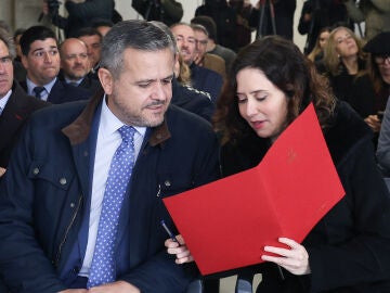 El consejero de Vivienda, Transportes e Infraestructuras, Jorge Rodrigo Domínguez, y la presidenta de la Comunidad de Madrid, Isabel Díaz Ayuso