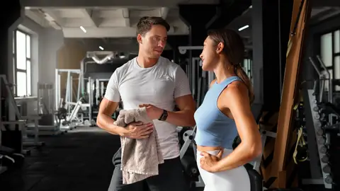 Pareja en el gimnasio Pareja en el gimnasio
