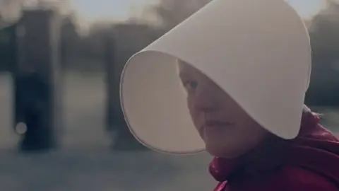 Elisabeth Moss en la temporada 6 de El cuento de la criada Elisabeth Moss en la temporada 6 de El cuento de la criada