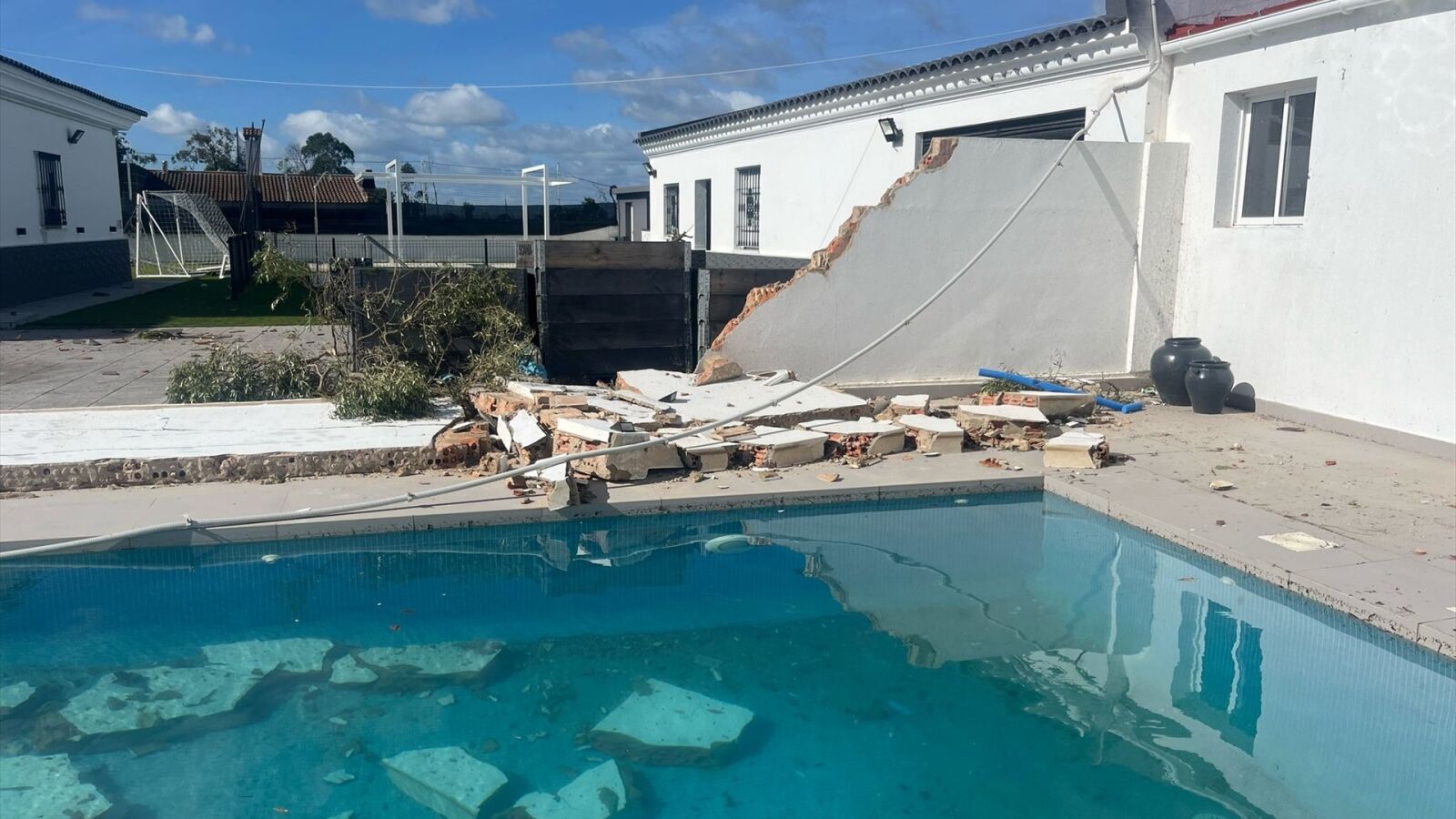 VÍDEO: Una cámara de seguridad capta el paso del fuerte tornado en Huelva