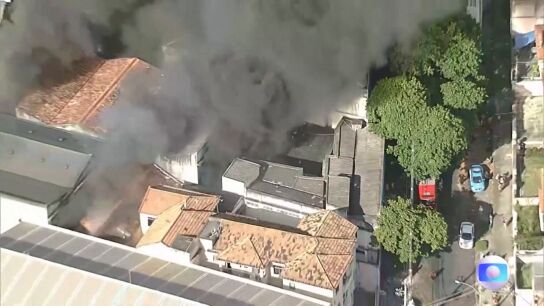 Incendio en una f&aacute;brica de Brasil