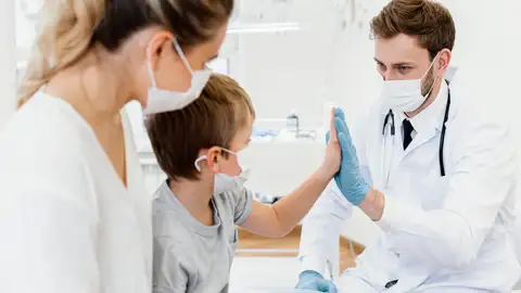 Un niño junto al personal médico en el hospital Un niño junto al personal médico en el hospital