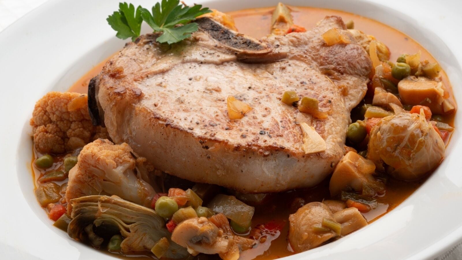 Karlos Arguiñano prepara unas chuletas de cerdo enriquecidas con verduras a la sidra