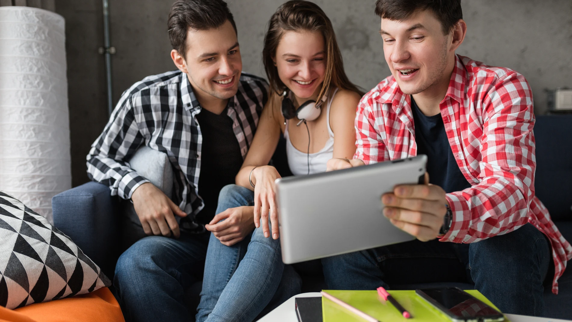 Jóvenes haciendo un trabajo Jóvenes haciendo un trabajo