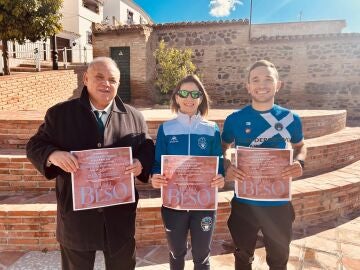 Presentación en Vélez Málaga del original concurso de besos para celebrar San Valentín 