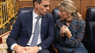 El presidente del Gobierno, Pedro S&aacute;nchez y la vicepresidenta segunda y ministra de Trabajo, Yolanda D&iacute;az, durante una sesi&oacute;n de control, Congreso de los Diputados, a 12 de febrero de 2025, en Madrid (Espa&ntilde;a). Durante la sesi&oacute;n de control, la primera de 2025, el Ejecutivo se enfrenta a las preguntas e interpelaciones de la oposici&oacute;n que se han centrado en la imputaci&oacute;n del Fiscal General, la administraci&oacute;n Trump y la subida de los impuestos. Tras la sesi&oacute;n de control se votar&aacute; la convalidaci&oacute;...