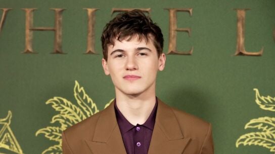 Samuel John Nivola en la Premiere de la temporada de The White Lotus