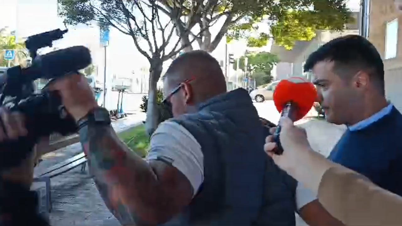 Un Acompañante de Rayco García Agrede al Equipo de Antena 3 Noticias en Canarias Un Acompañante de Rayco García Agrede al Equipo de Antena 3 Noticias en Canarias