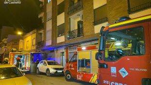 Bomberos intervienen en el incendio de la vivienda en Onda