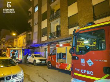 Bomberos intervienen en el incendio de la vivienda en Onda