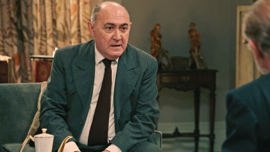 El doctor Herrera, un viejo amigo de Dami&aacute;n, llega a casa de los De la Reina 