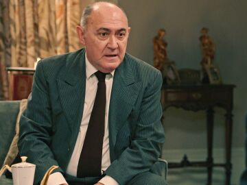 El doctor Herrera, un viejo amigo de Dami&aacute;n, llega a casa de los De la Reina 