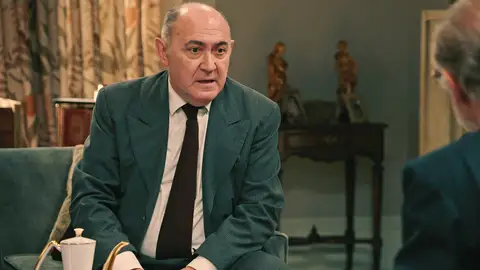 El doctor Herrera, un viejo amigo de Damián, llega a casa de los De la Reina El doctor Herrera, un viejo amigo de Damián, llega a casa de los De la Reina