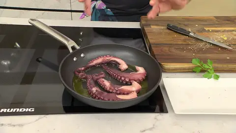 Introduce las patas de pulpo y dóralas a fuego fuerte Introduce las patas de pulpo y dóralas a fuego fuerte