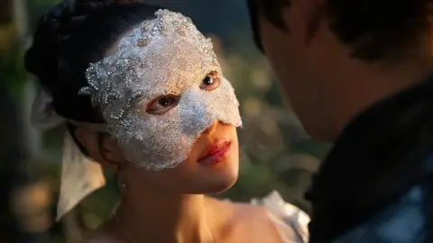 Yerin Ha como Sophie Beckett en la temporada 4 de Los Bridgerton Yerin Ha como Sophie Beckett en la temporada 4 de Los Bridgerton