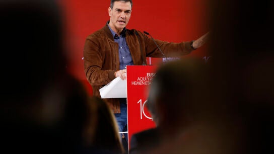 El presidente del Gobierno y secretario general del PSOE, Pedro S&aacute;nchez (c), durante su participaci&oacute;n en el congreso del PSE-EE que se celebra este s&aacute;bado en San Sebasti&aacute;n