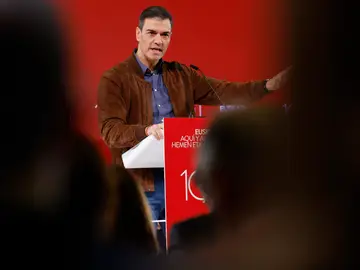 El presidente del Gobierno y secretario general del PSOE, Pedro Sánchez (c), durante su participación en el congreso del PSE-EE que se celebra este sábado en San Sebastián El presidente del Gobierno y secretario general del PSOE, Pedro Sánchez (c), durante su participación en el congreso del PSE-EE que se celebra este sábado en San Sebastián