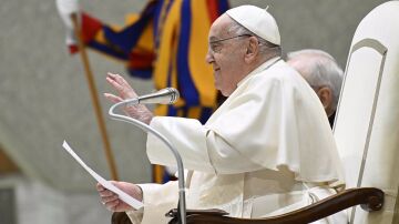 El Papa Francisco sigue hospitalizado en Roma a causa de una bronquitis pero las pruebas revelan "una mejora"