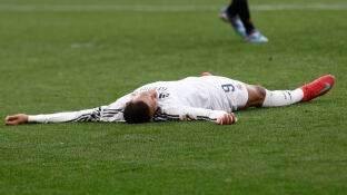 Mbapp&eacute;, en el suelo durante el Osasuna-Real Madrid de Liga