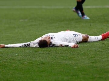 Mbappé, en el suelo durante el Osasuna-Real Madrid de Liga