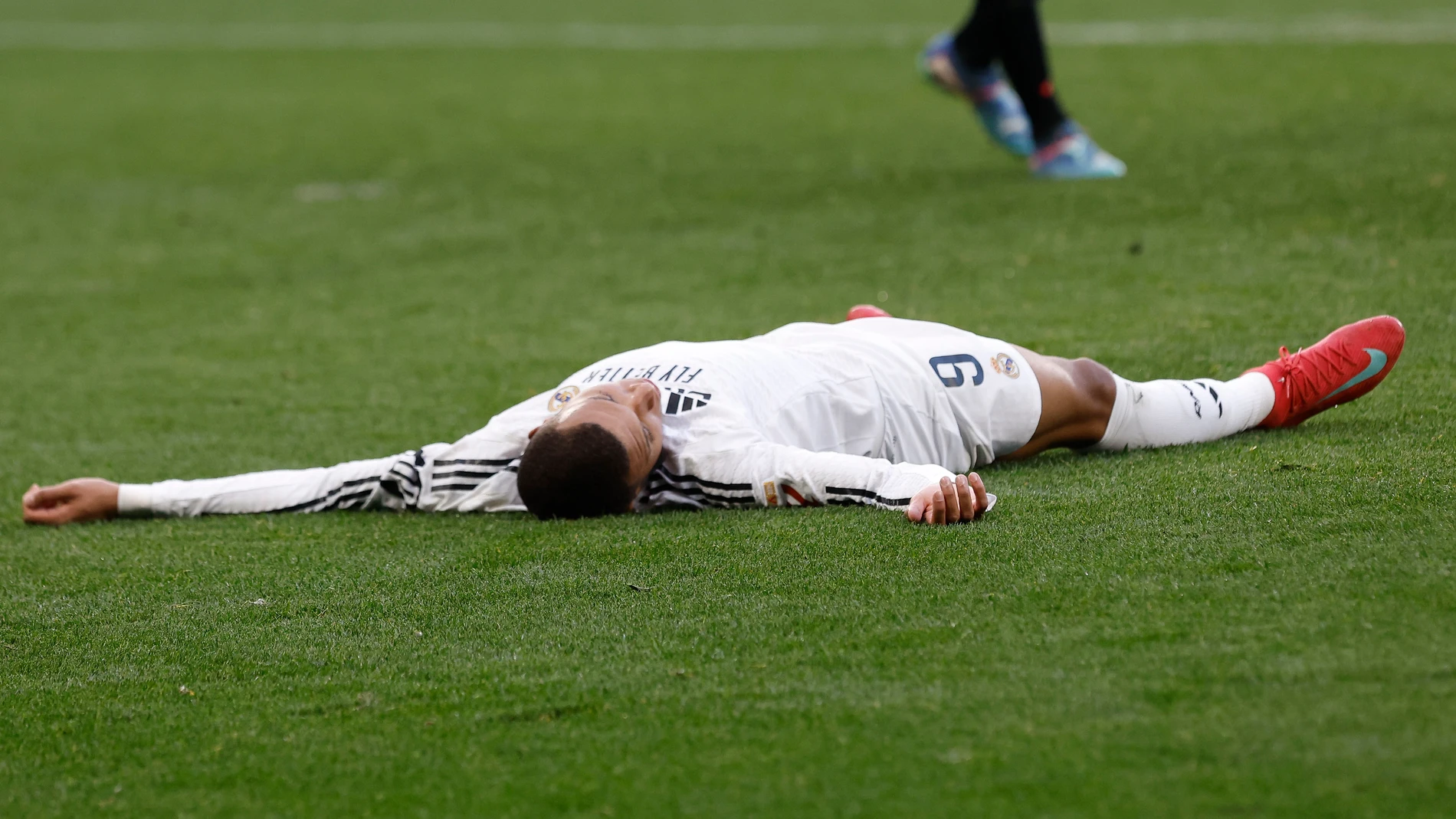 Mbappé, en el suelo durante el Osasuna-Real Madrid de Liga Mbappé, en el suelo durante el Osasuna-Real Madrid de Liga
