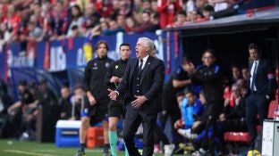 Carlo Ancelotti protesta una acci&oacute;n durante el Osasuna-Real Madrid