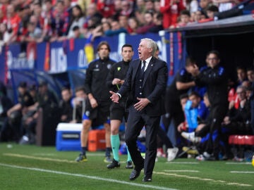 Carlo Ancelotti protesta una acción durante el Osasuna-Real Madrid